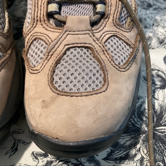 VASQUE Sz 9.5  Leather Gore-Tex Vibram Soles Hiking Boots - Picture 4 of 15